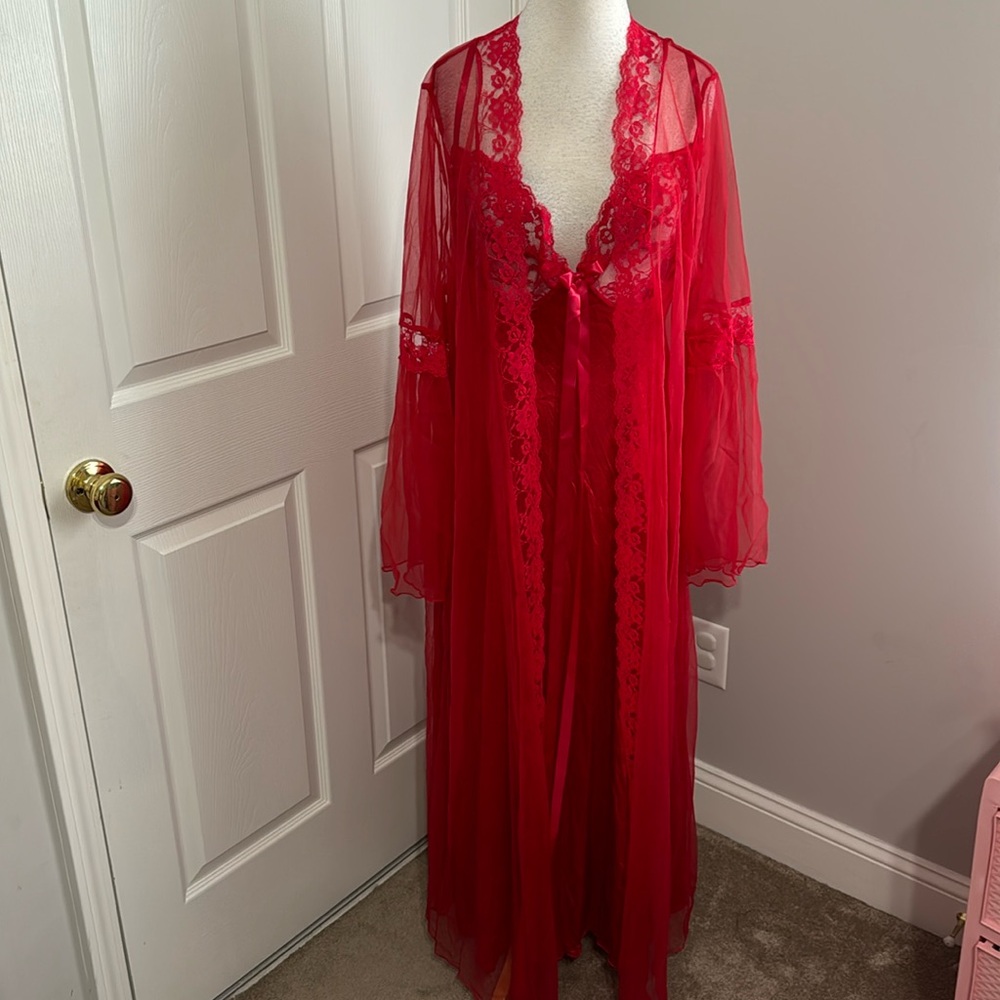 Intimate Attitudes red sleeveless nightgown with sheer long sleeve robe, size 3X
